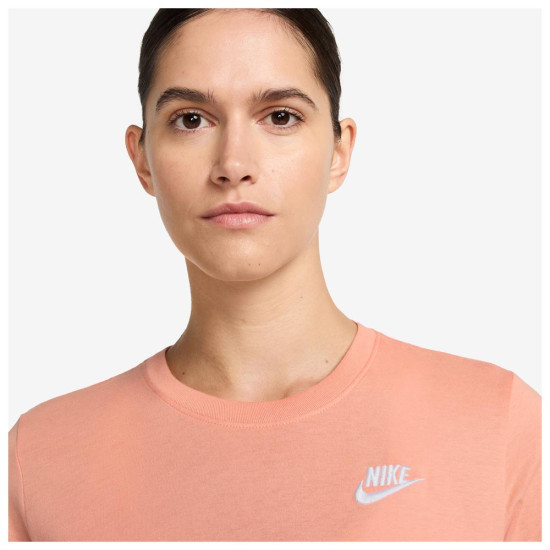Nike Γυναικεία κοντομάνικη μπλούζα Sportswear Club Essentials Nike Γυναικεία κοντομάνικη μπλούζα Sportswear Club Essentials